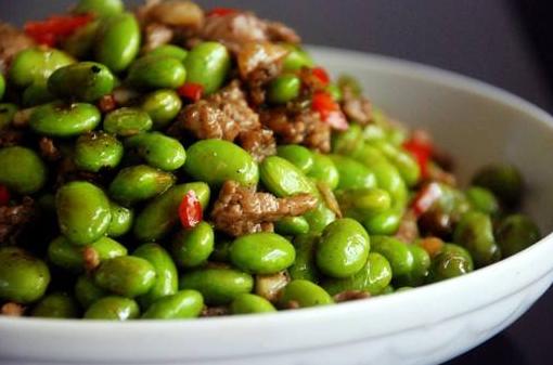 青豆炒肉颜色美丽营养也丰富尤其适合小朋友的喜爱