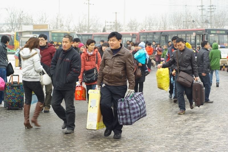 镜头中的人们纷纷走向车站,带着一份归家的好心情踏上回家路!