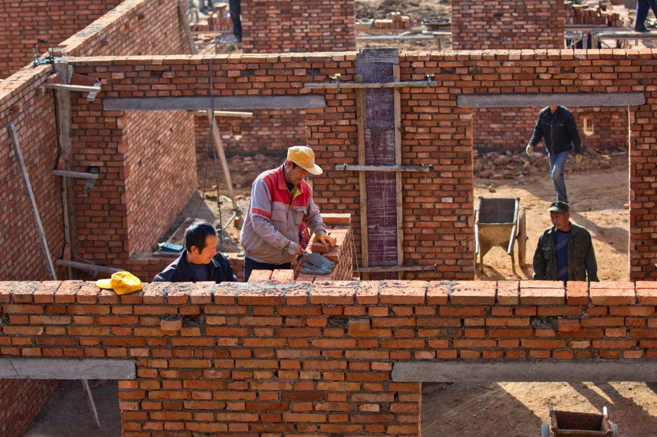 为何越来越多的有钱人都回乡下盖房子了?包工头道出其中"实情"