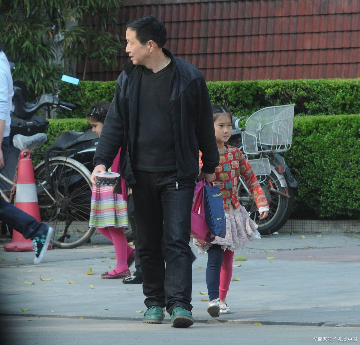 这是甘肃地震中最温暖的照片  一个救援人员,怀里抱着一个两岁左右的