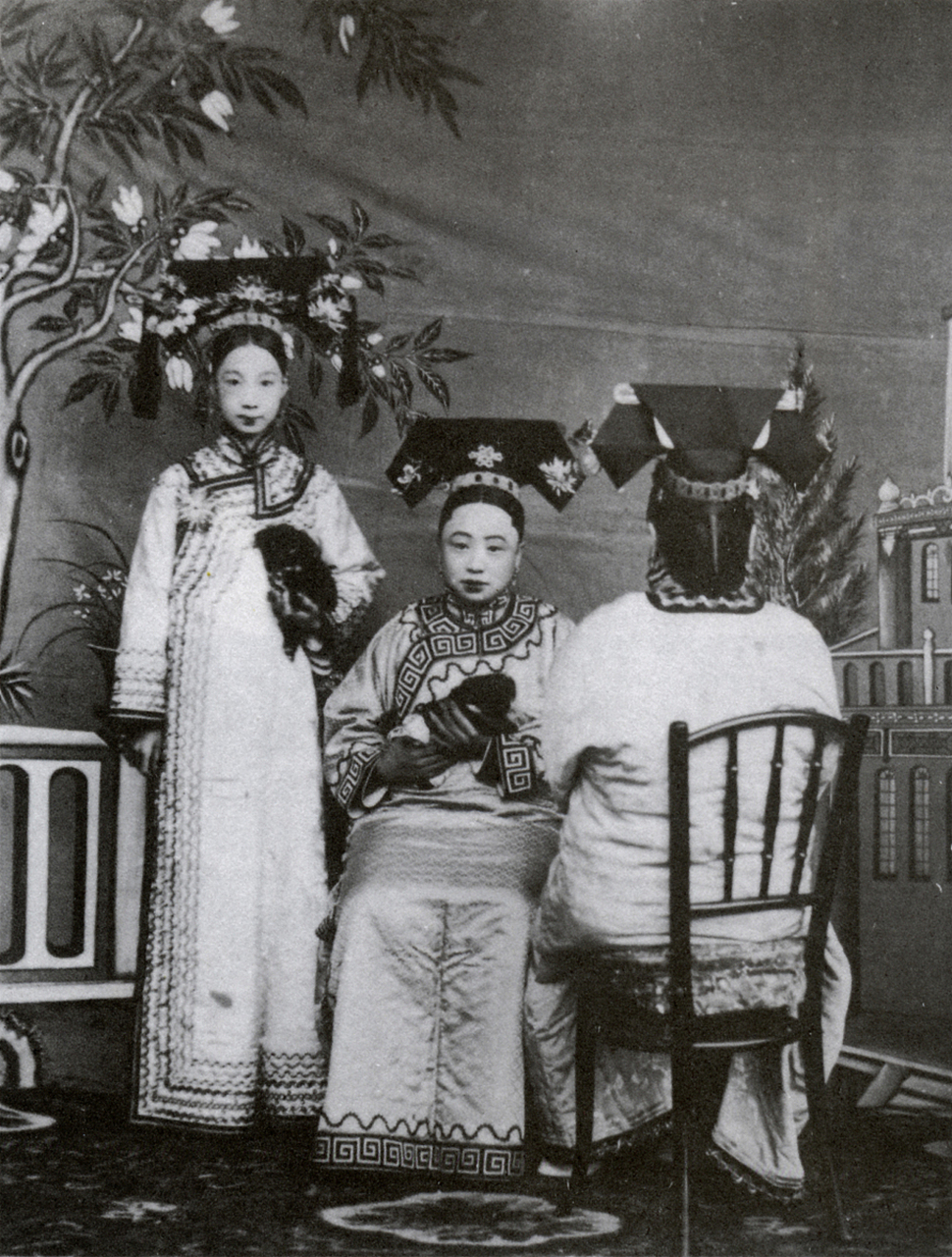 清朝的宫女主要是指在皇宫中侍奉皇帝,皇后,妃嫔等皇室成员的女子.