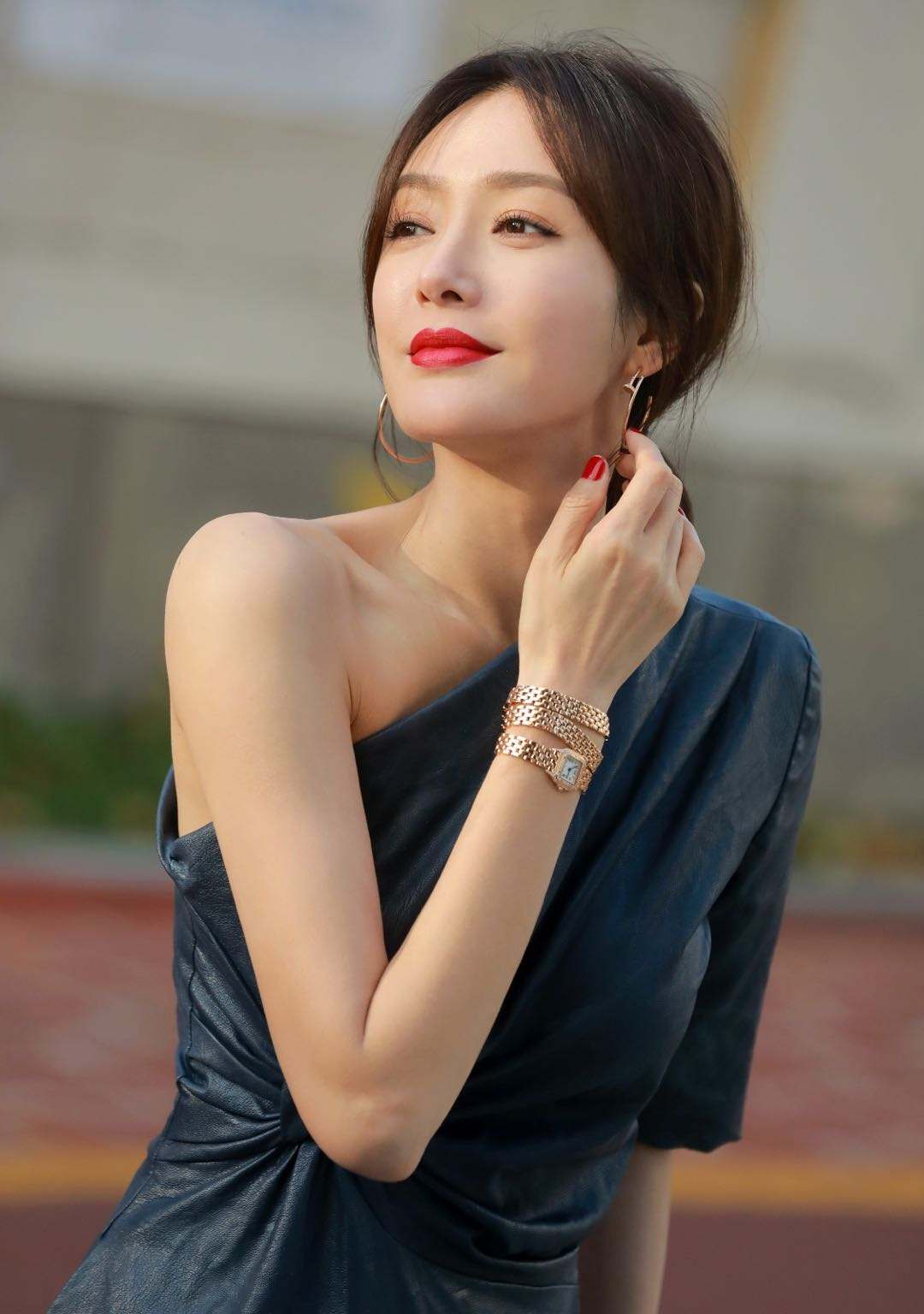 秦岚现身尽显优雅,凭借一个角色成功翻红,兜兜转转仍单身一人