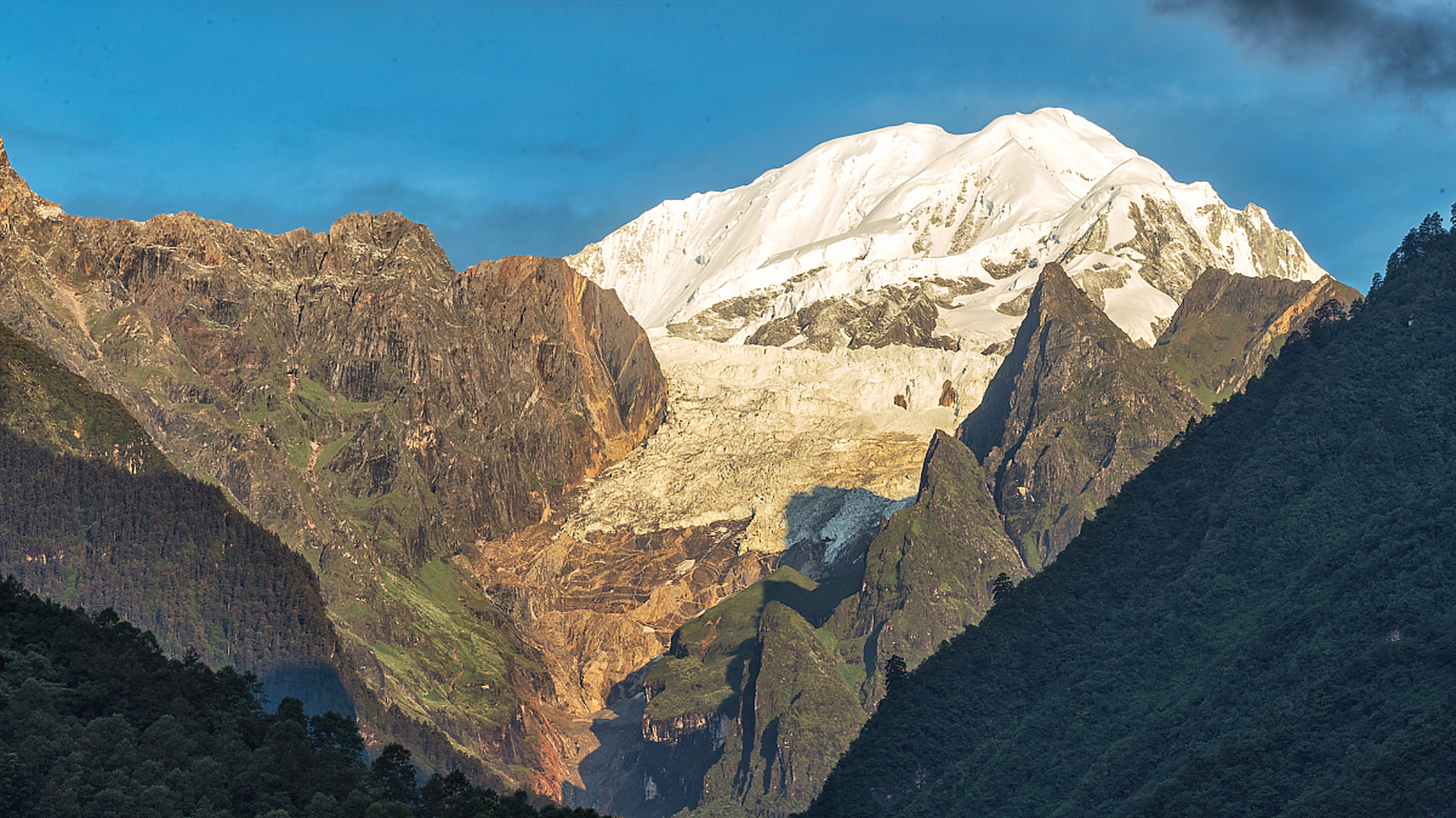 海螺沟,位于四川省甘孜藏族自治州,是贡嘎山国家级自然保护区和青城山