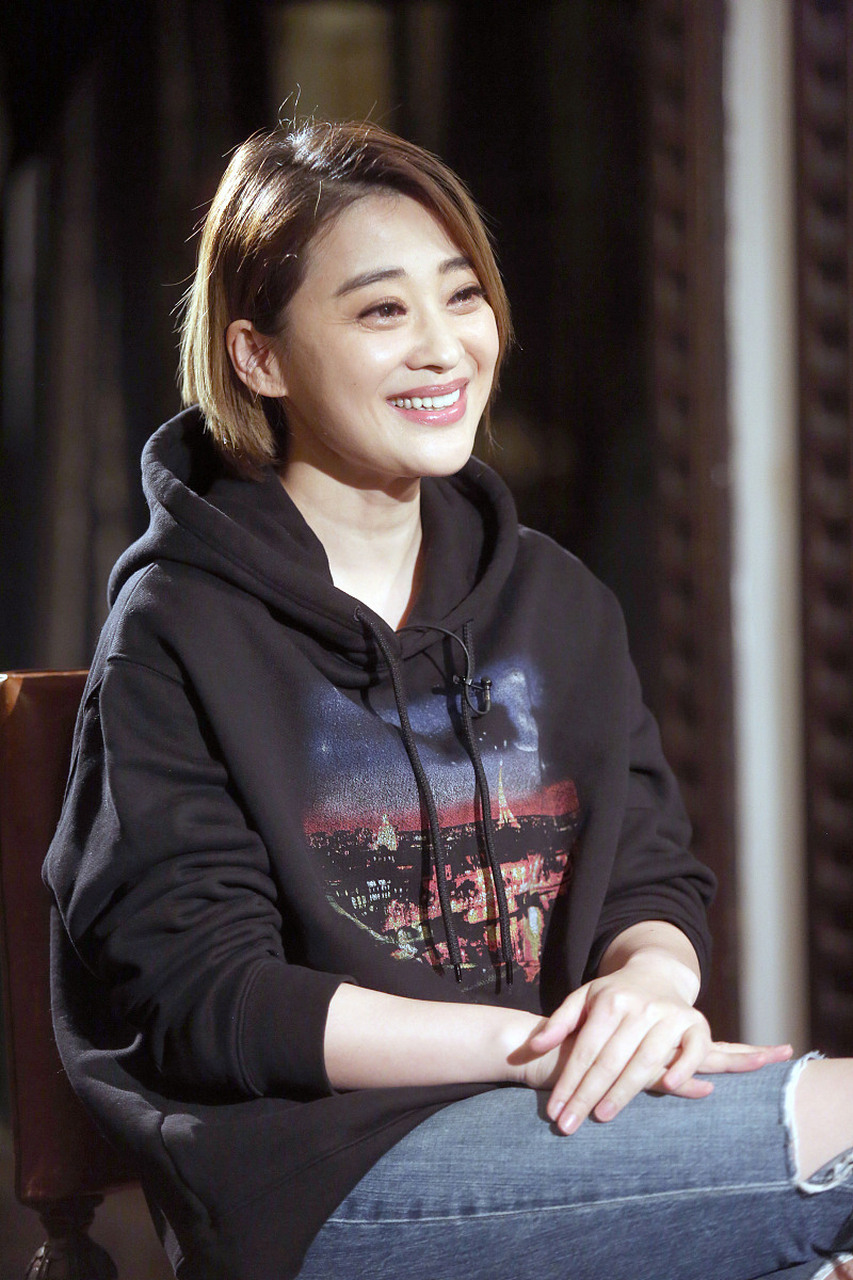 昨儿在大厅值班时,看到唐主任带着两位客户办理业务足