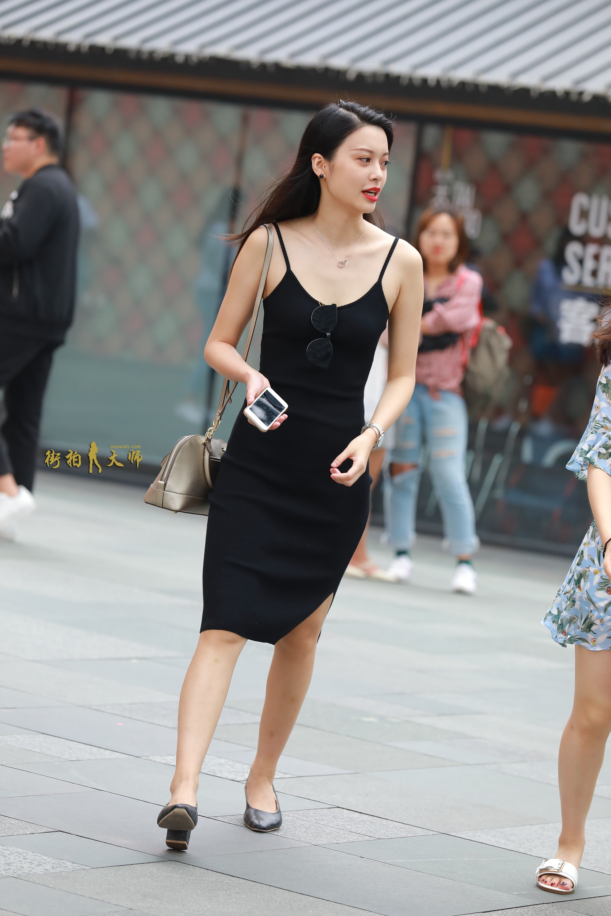 街拍:身材好的美女穿黑色吊带裙,身材更有诱惑力了!