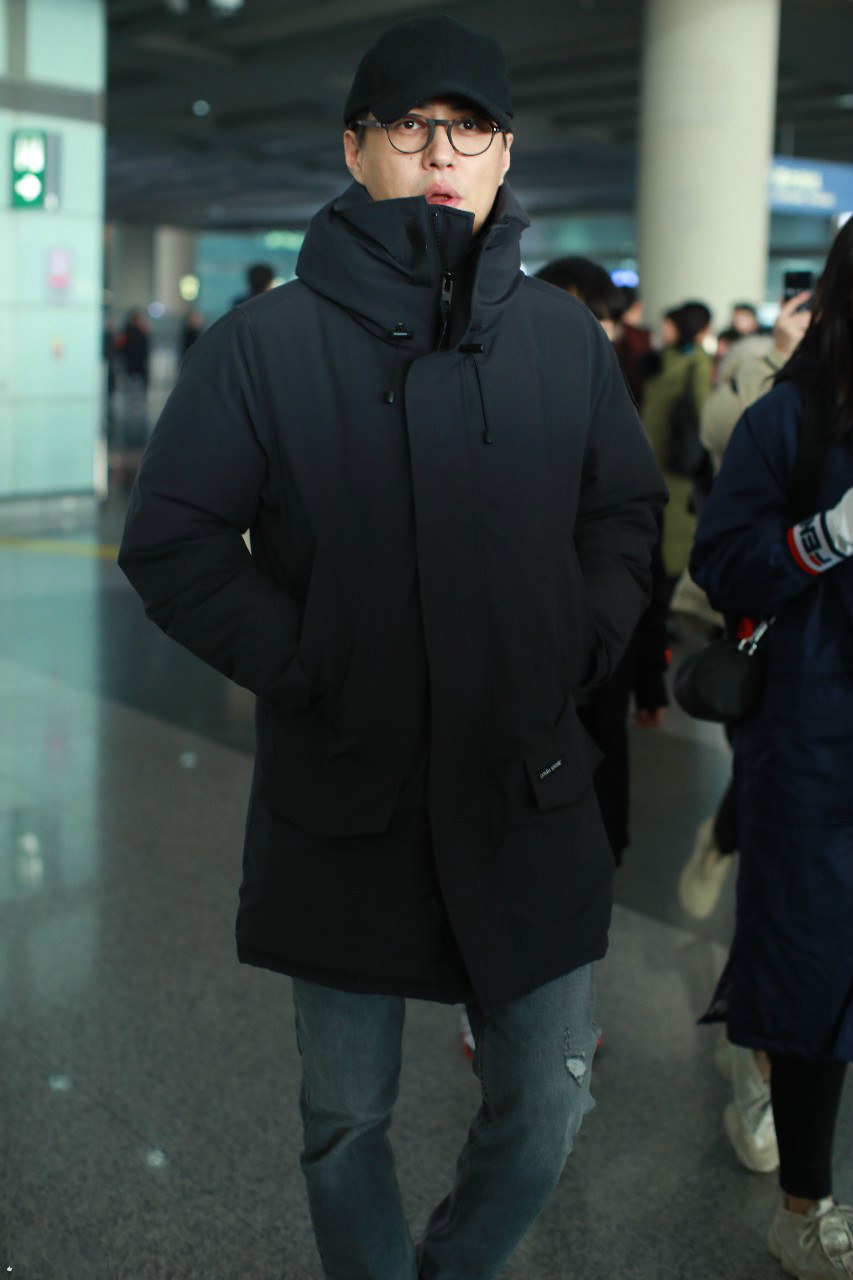 靳东戴棒球帽和眼镜穿黑色外套现身机场,把双手放在衣服口袋里