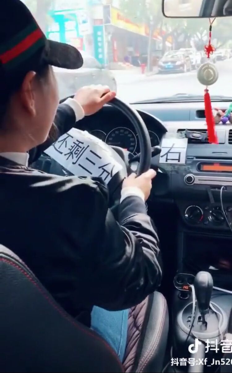 "马路杀手"上线,女司机方向盘上贴四个大字,网友:又要扣分了