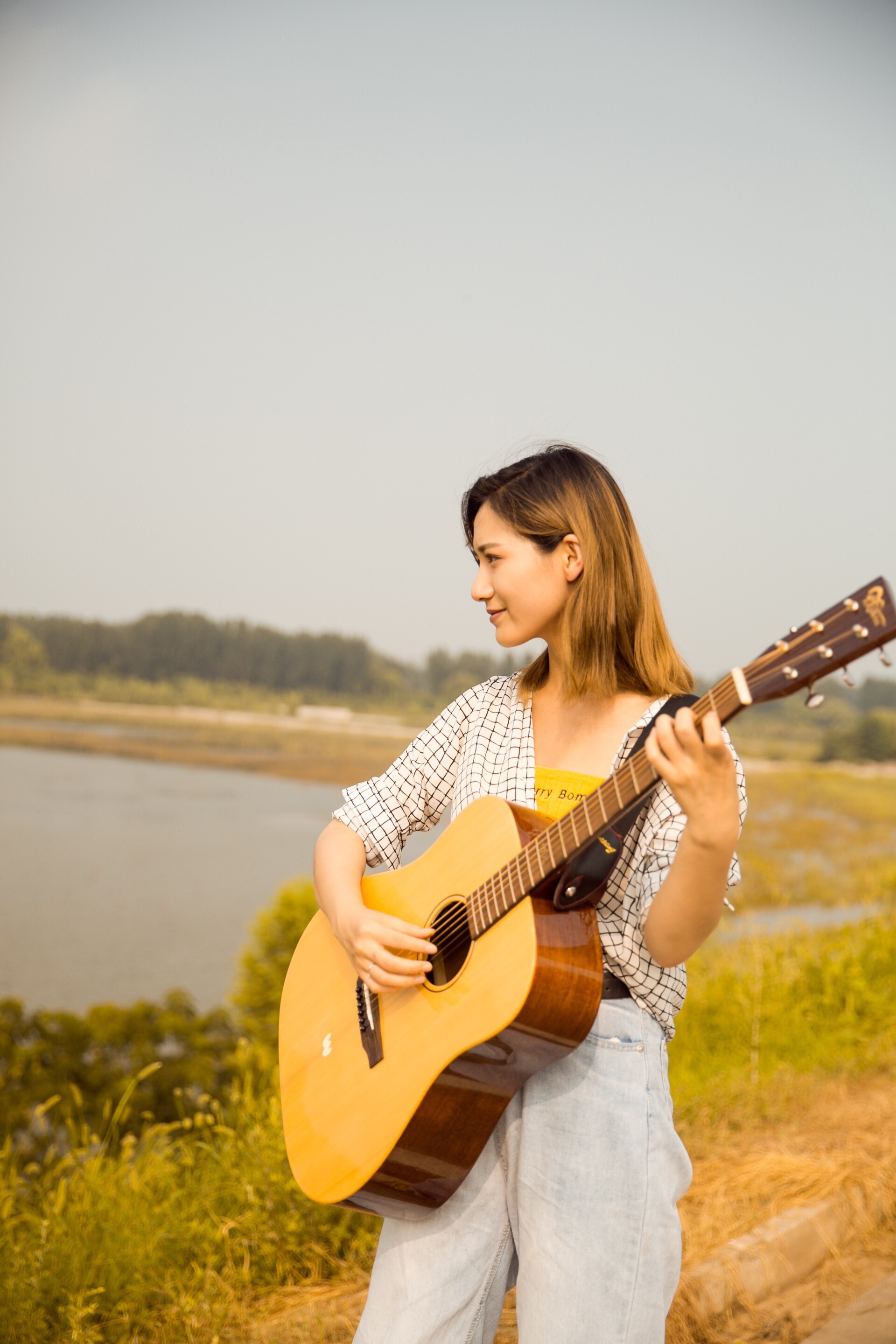 流浪女歌手街头演唱图片