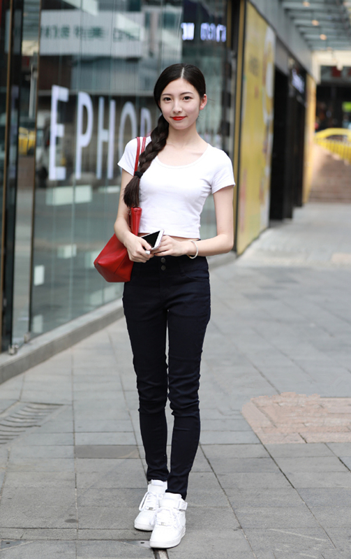 街拍:北京街头的美女,气质很优雅,这样的美女走到哪都是焦点!