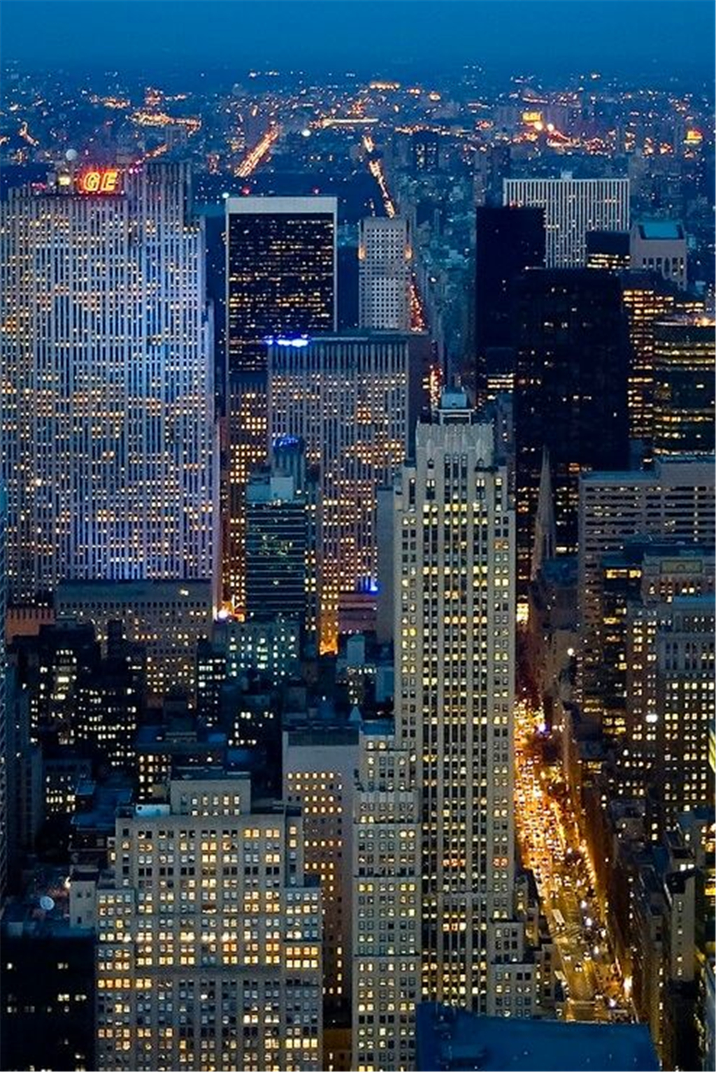 百老汇是曼哈顿区的一条大街,由南向北贯穿曼哈顿岛.