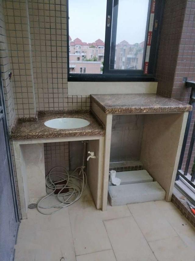 随手用瓷砖在阳台自制洗衣柜,手艺太好,省了1000块!真值了