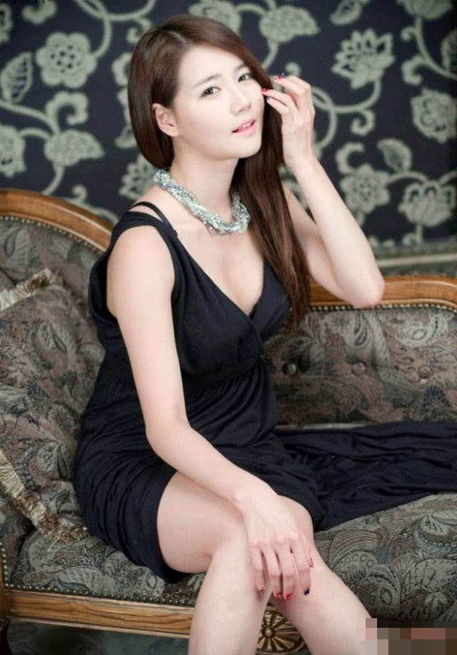 捷豹没有束手就擒,请来车模韩佳恩助阵,有种初恋的感觉