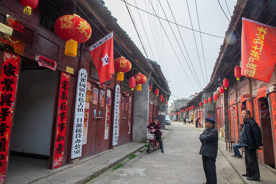 白雀园的香炉山上矗立一座白雀园殉难烈士纪念碑,由徐向前亲笔题名