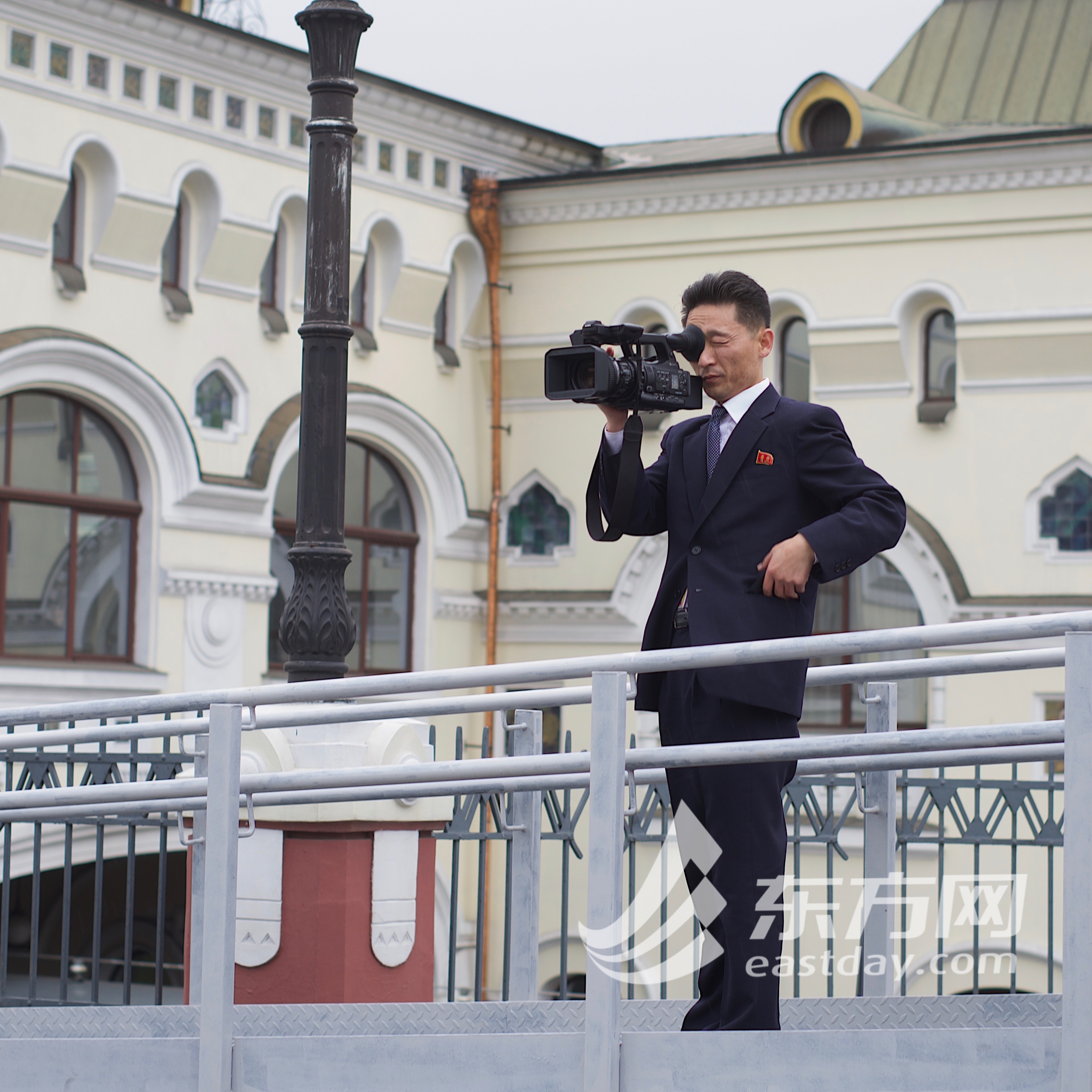 手记:"金普会"上的朝鲜女摄影记者