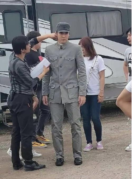 吴亦凡参演剧版《建国大业》遭众网友抵制:戴着耳钉的军人?