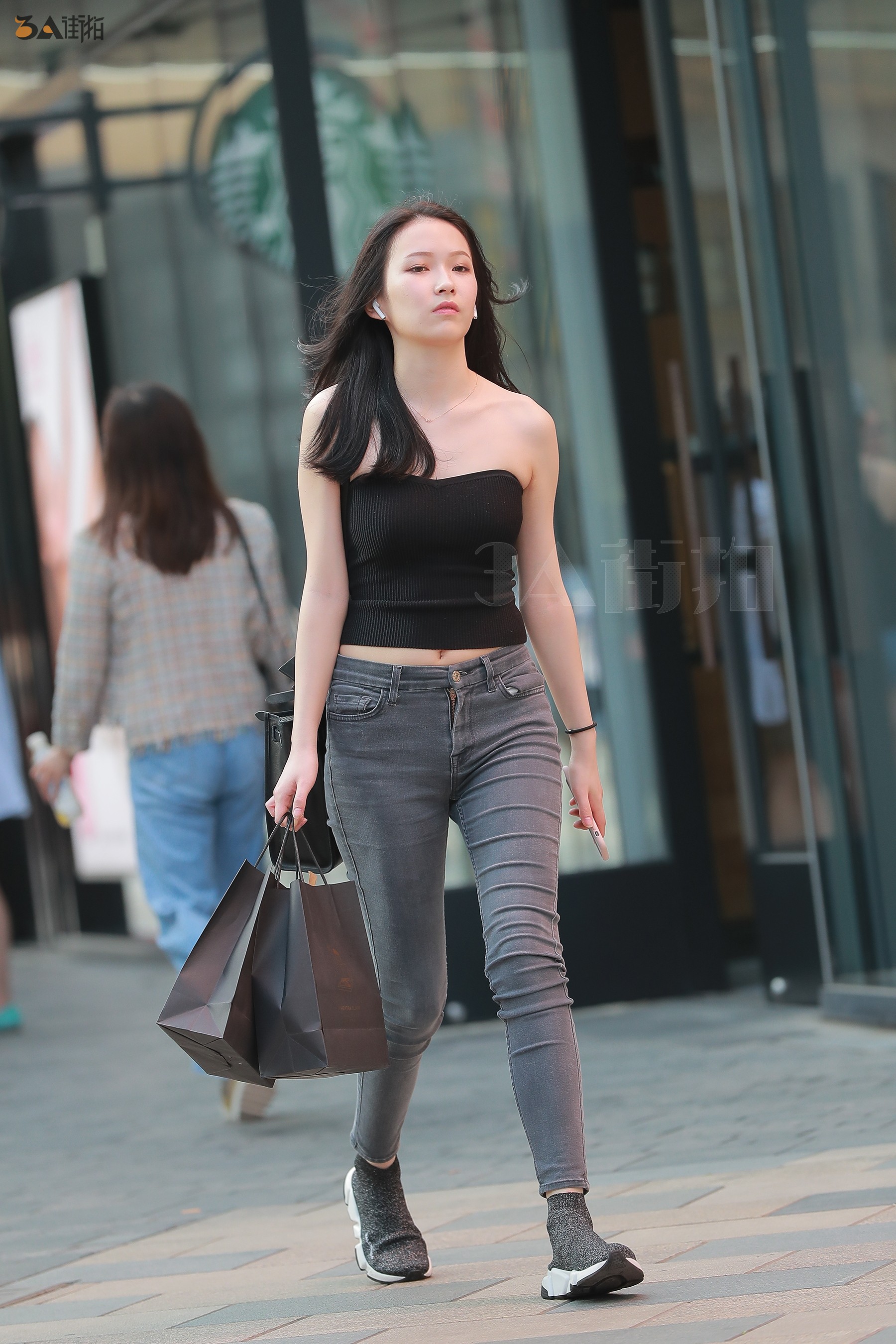 街拍:美女穿酒红蕾丝半透连衣裙,凹凸有致身材女人味十足