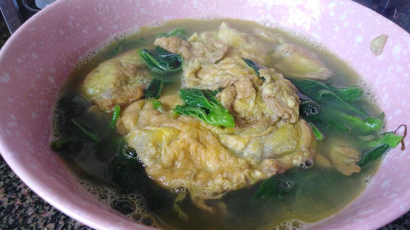 做煎蛋汤别只用鸡蛋,2个鸭蛋,1把冬苋菜,汤汁鲜美菜叶滑嫩爽口