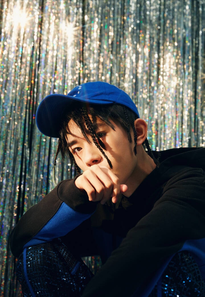 易烊千玺18岁前拿下首部荧幕男主角!圆寸造型的坏痞少年,期待!