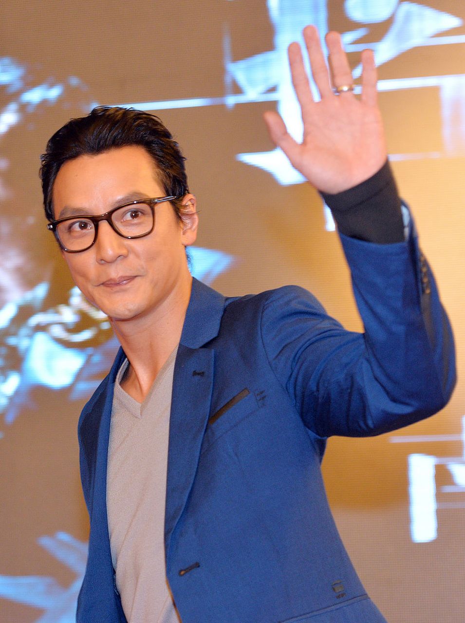 近日,吴彦祖意外现身某眼镜店,让店里的老板娘一度陷入手足无措的境地