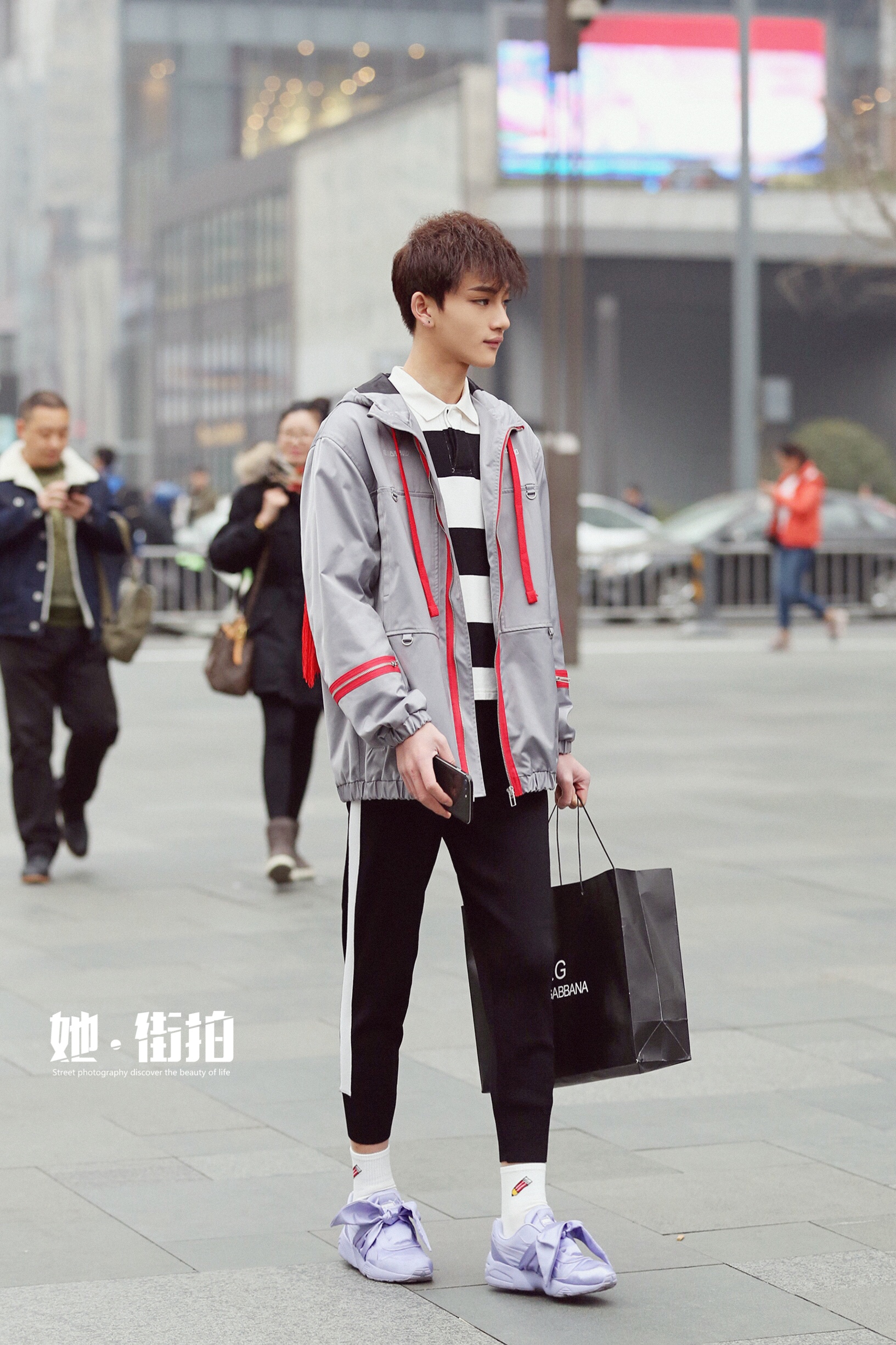 街拍成都:白色裤子搭配黑色大衣,风度翩翩,气质不输吴亦凡!