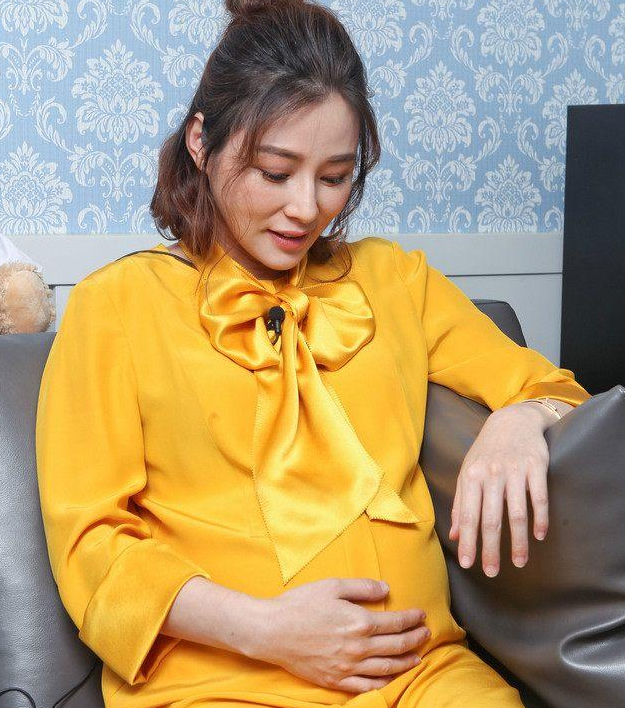 台湾女星怀孕7月,找通乳师培育d罩杯,被问夫妻同房是否会压到?