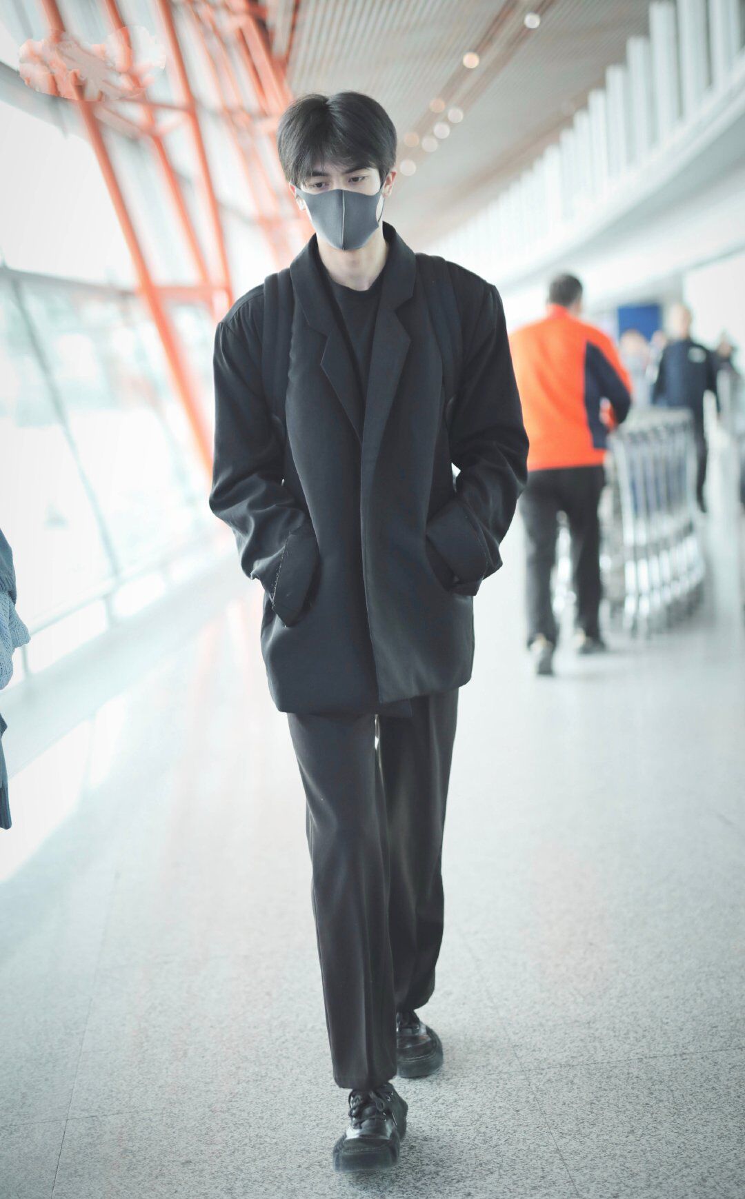 宋威龙近日机场穿搭汇总,黑色与他完美融合,简约高贵气质极佳