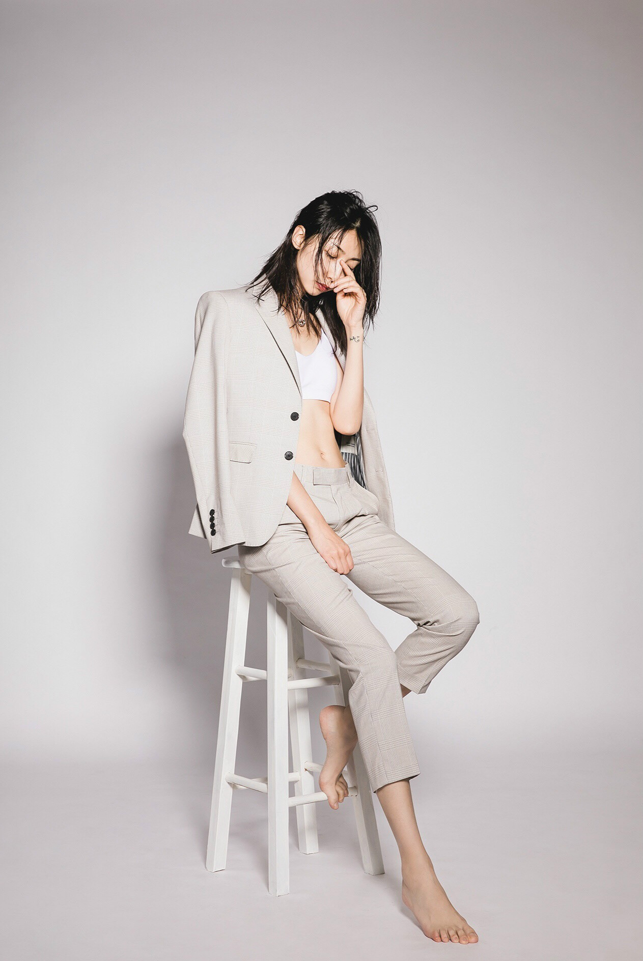 美图摄影:西装配上小背心 清瘦的女孩率性十足!