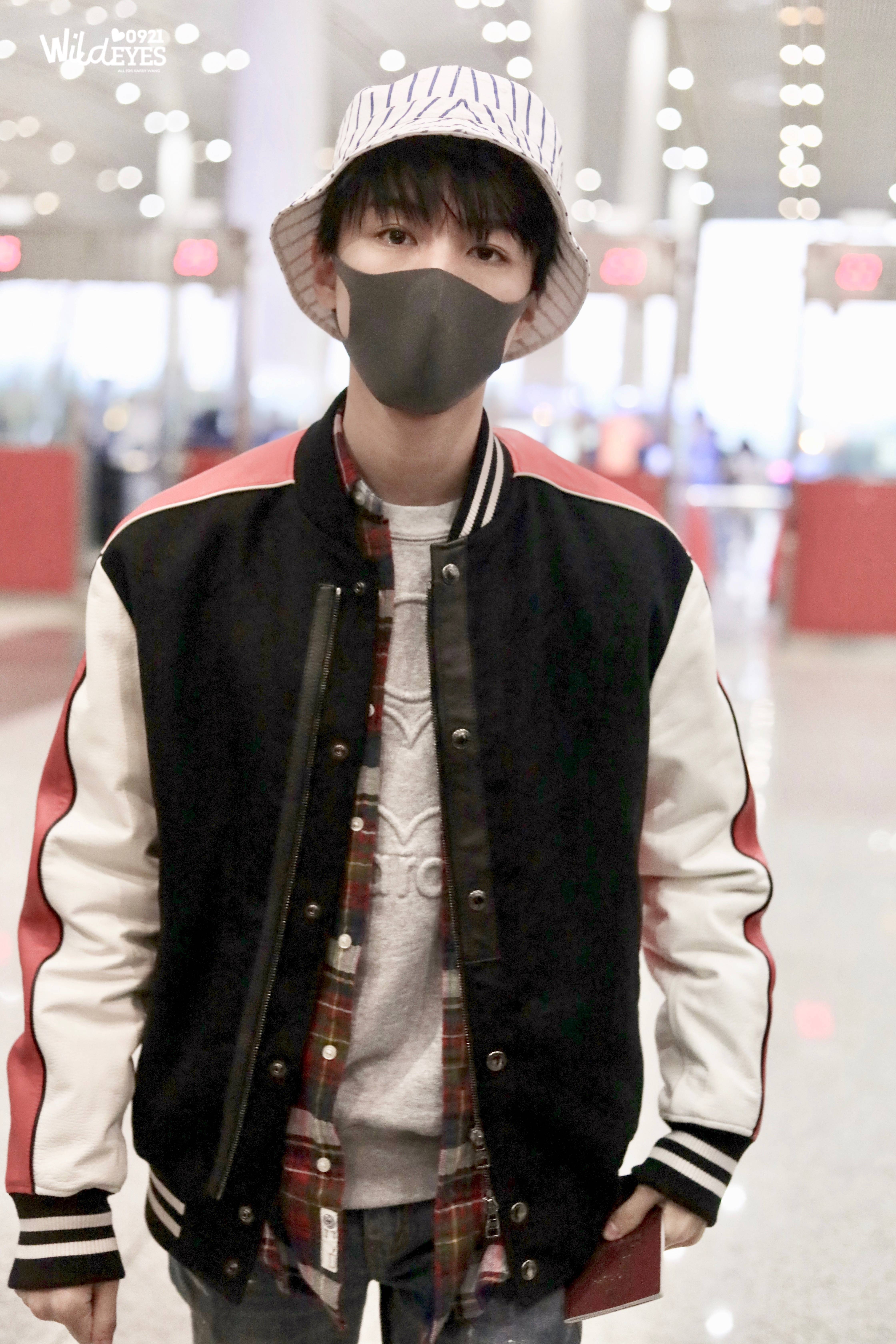 王俊凯穿棒球服回国现身机场,戴渔夫帽和口罩遮面