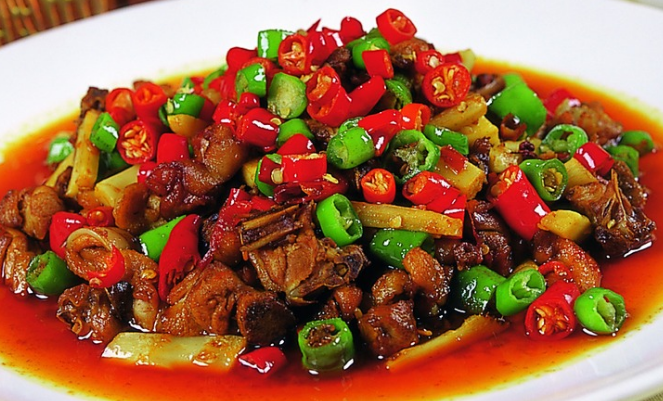 姜爆鸭,鸭子切小块,用料酒腌15-60分钟,越久越好!