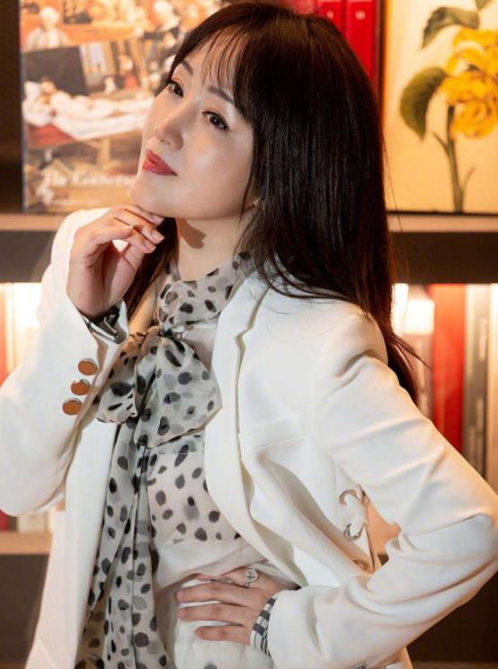 48岁杨钰莹和39岁董洁,同样长法令纹,懂护肤的杨钰莹看着就年轻
