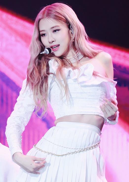 blackpink朴彩英《gcma2019》舞台照魅力四射,尽显黄金身材比例