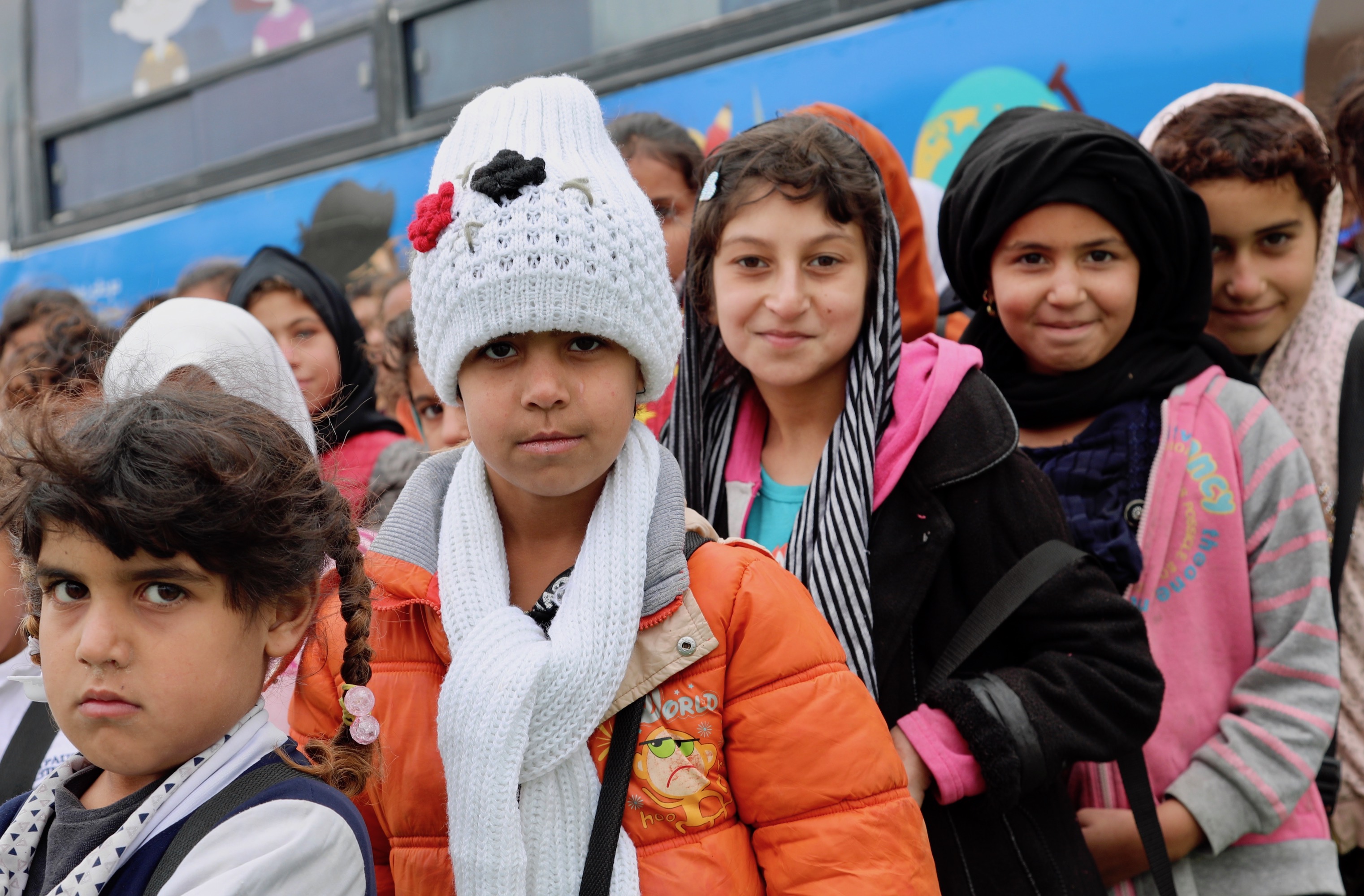 这是12月27日在伊拉克巴格达"公交课堂"外拍摄的儿童