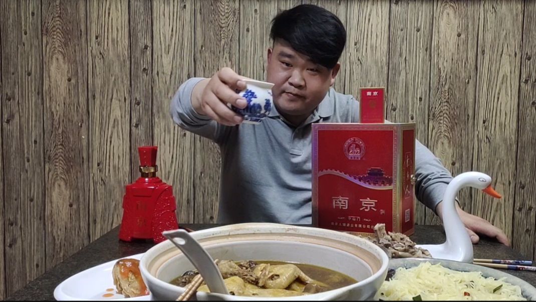 宁愿三天不吃肉,不能一天没有鹅,松茸鸡汤配上红南京酒,到位了
