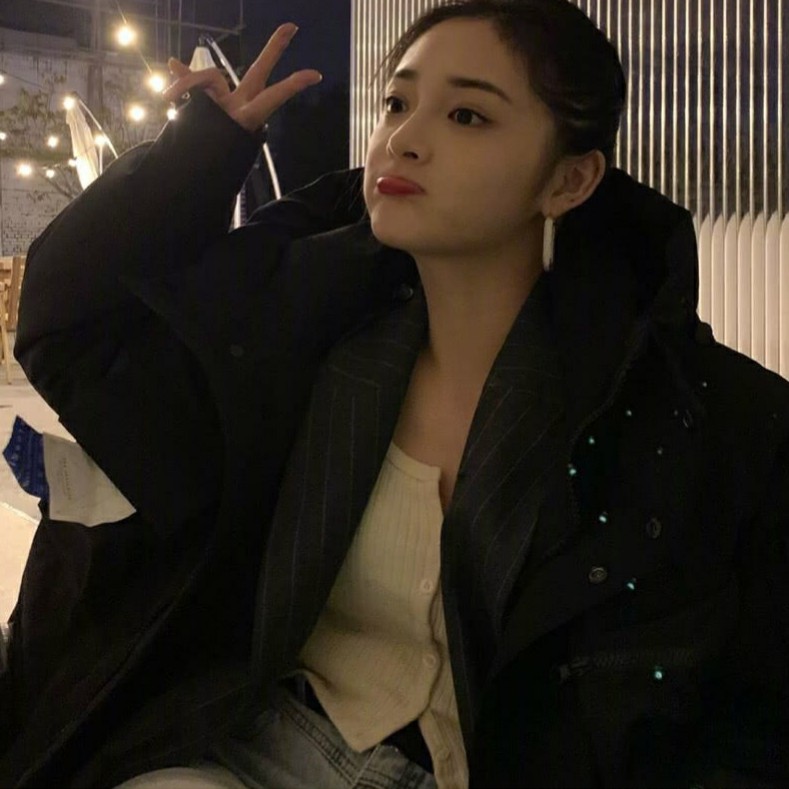 "粗脖子"周洁琼穿搭富有年代感,像香港挂历上的女明星,真复古