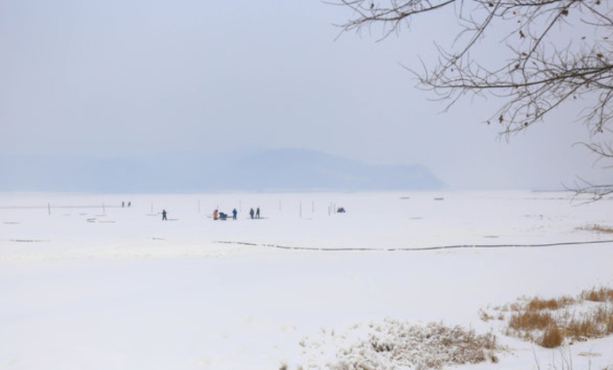 沈阳棋盘山滑雪场,一路雪景迷人 雪景格外迷人,茫茫雪海中,对面的人是