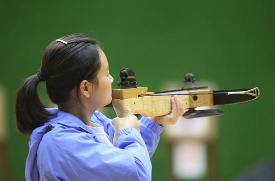 "百步穿杨"射弩精彩上演 女射手赞河南变化大"让人认不出"