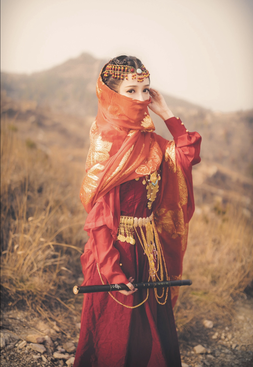 汉服小美女红纱遮俏脸海棠树下吹笛