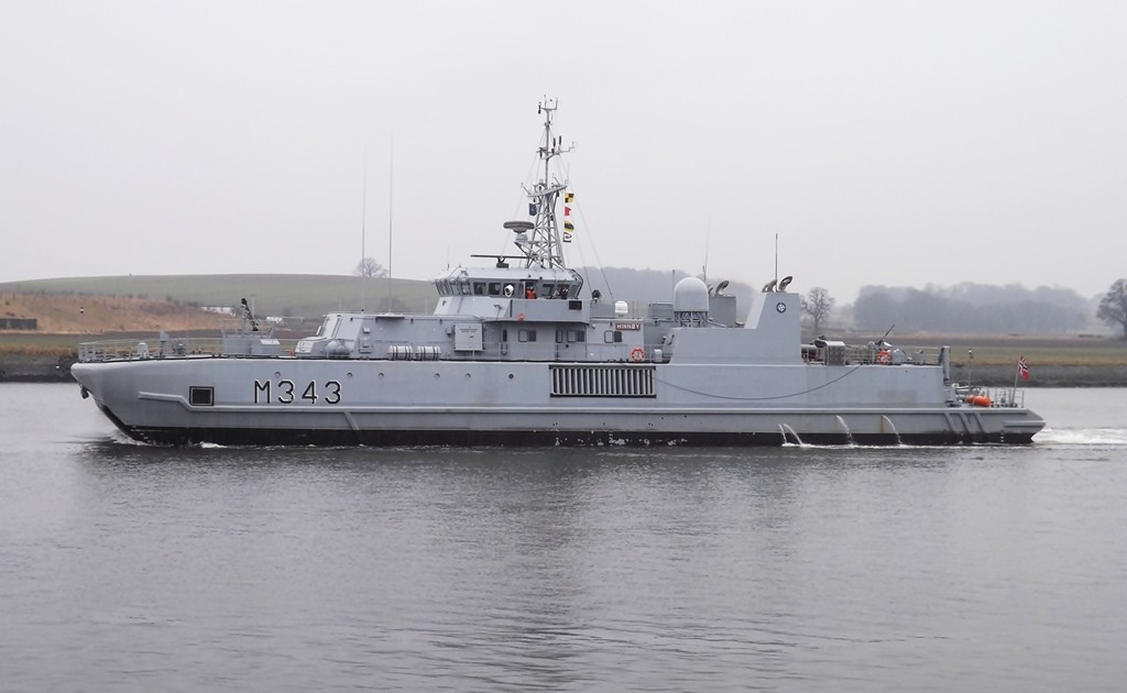 (6)侧壁式气垫船比单体船有更好的操纵性.