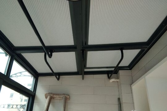 而是这种和阳台吊顶完美的"融为一体"的设计,是吊顶也是晾衣架.