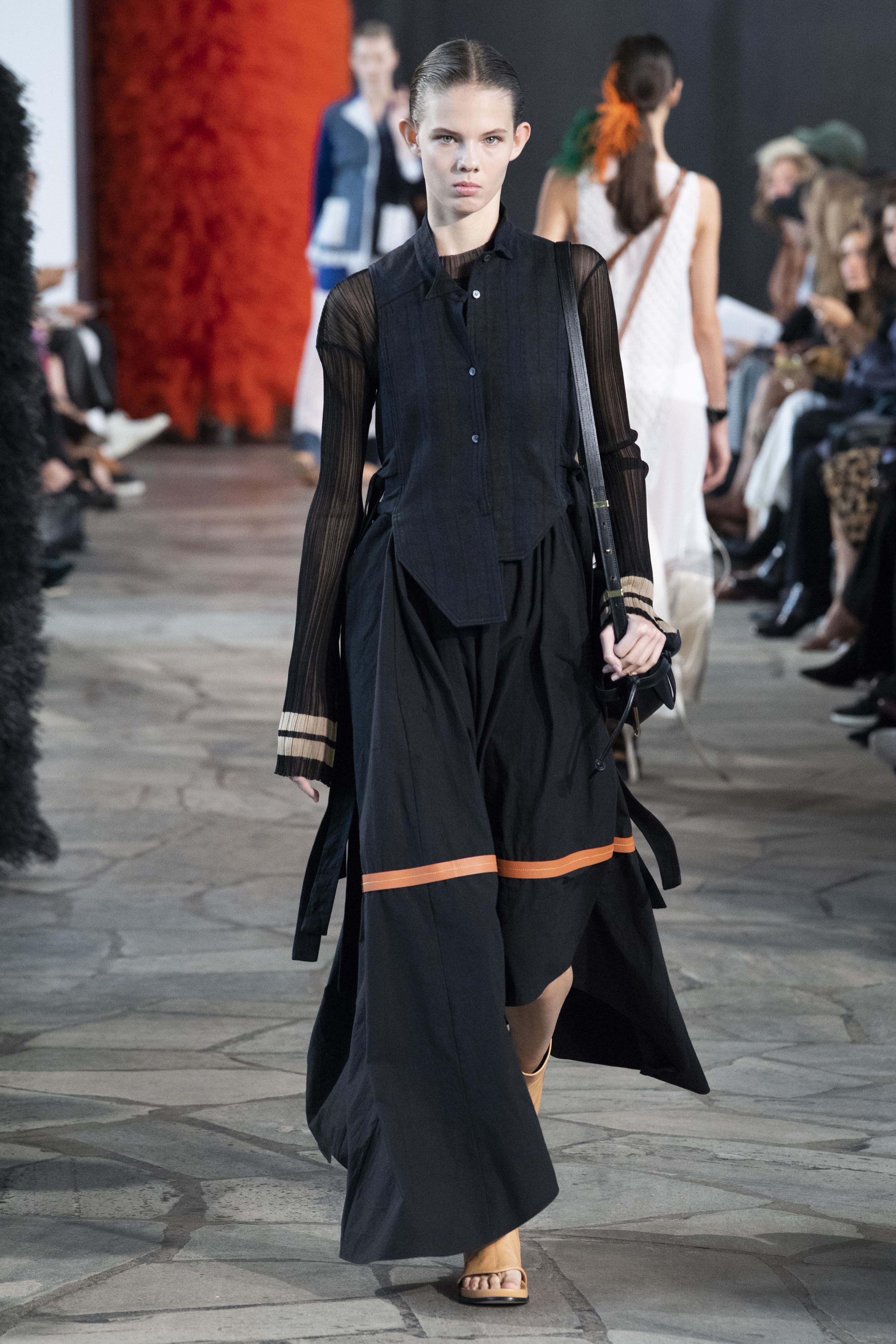 巴黎时装周——罗意威发布2019春夏女装新品