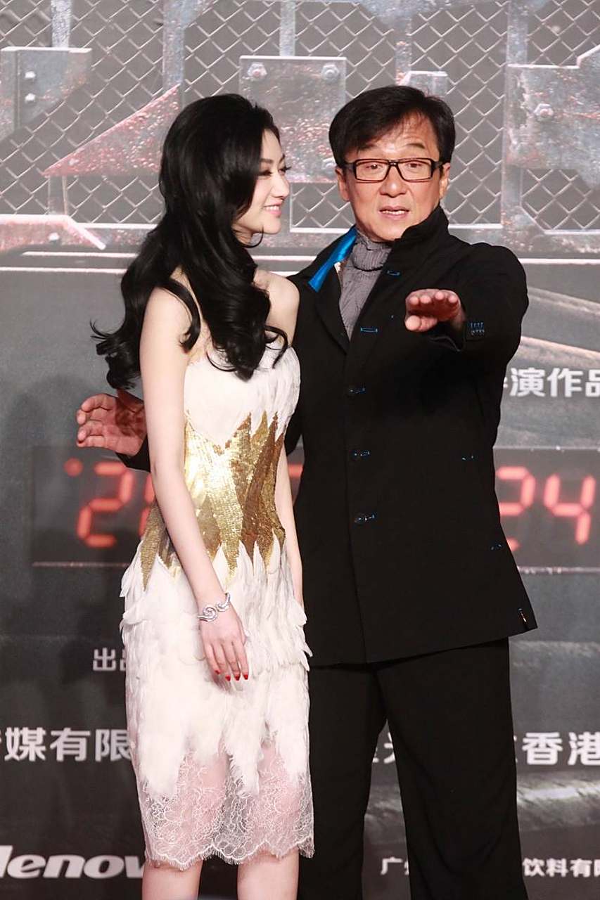 当年成龙和杨幂拍摩托车广告,把她搂在怀里,笑的特别开心,成龙片酬五