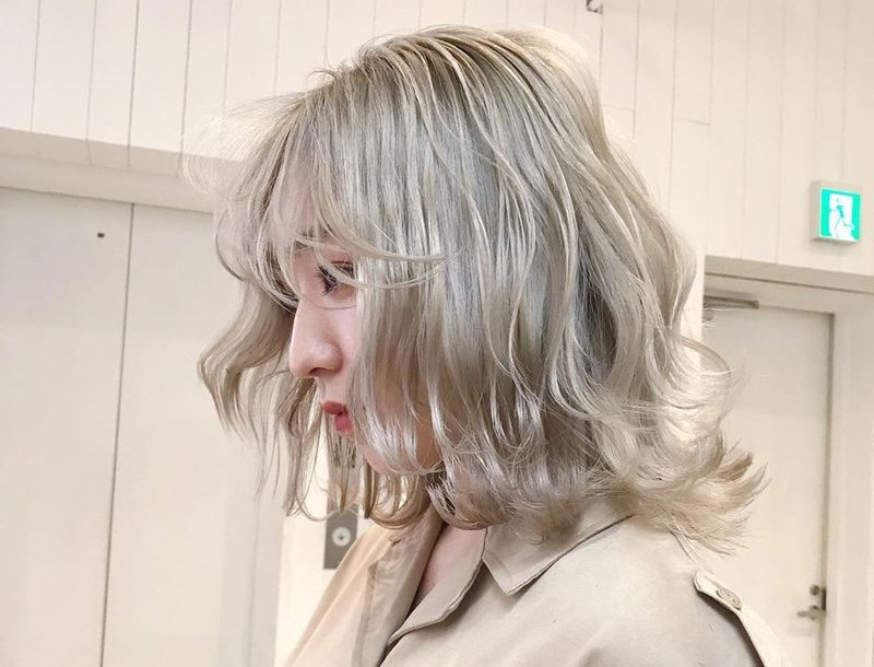 基努里维斯女友白发美爆棚,3款白灰系发色驾驭法,艺术气质超仙