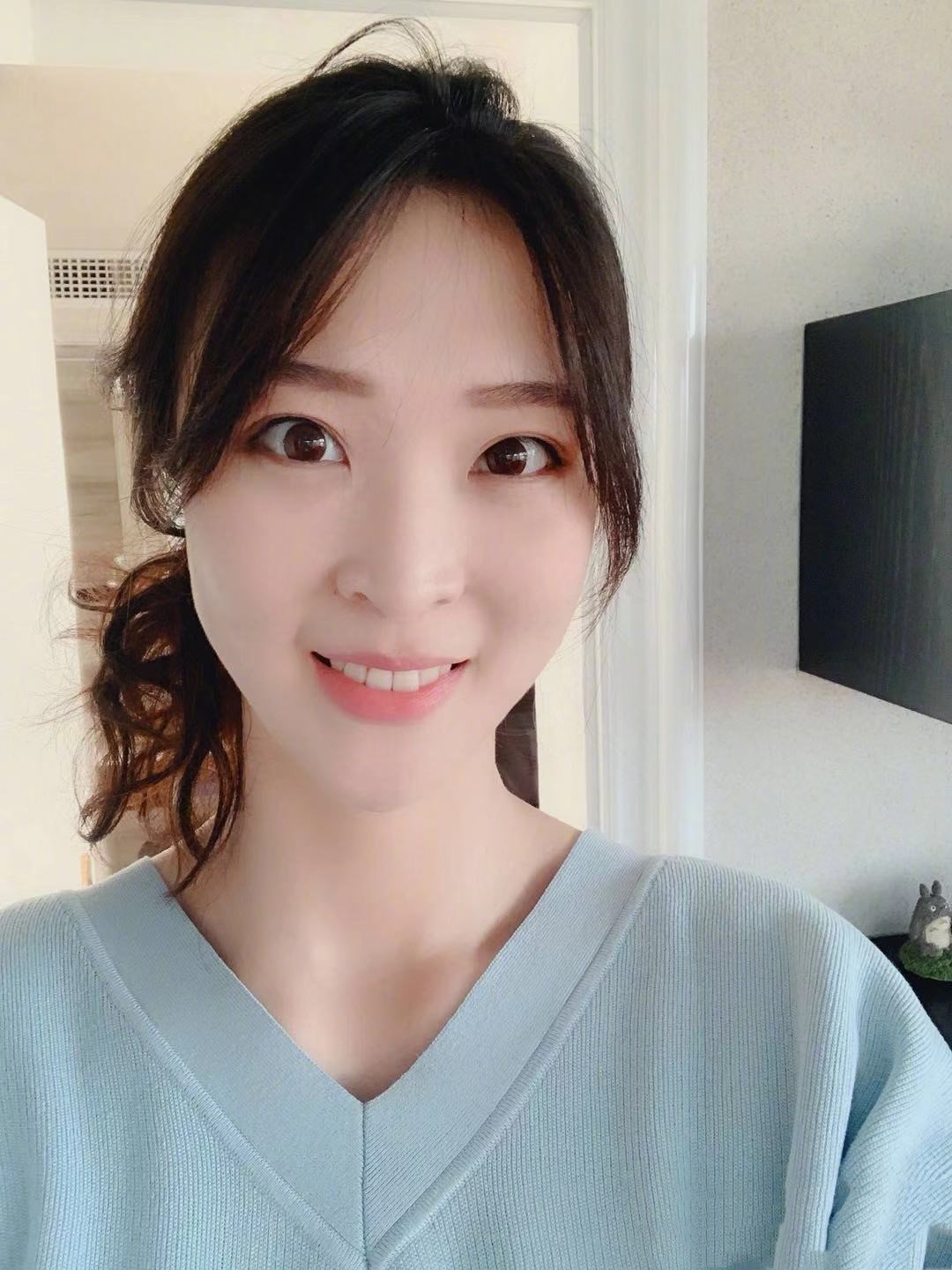 排球女神惠若琪近照,身材傲人颜值高,气质出众,女神范十足