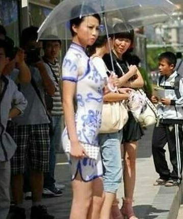 女子行为艺术上街,全身没穿衣服尽是人体彩绘,众人看得一清二楚