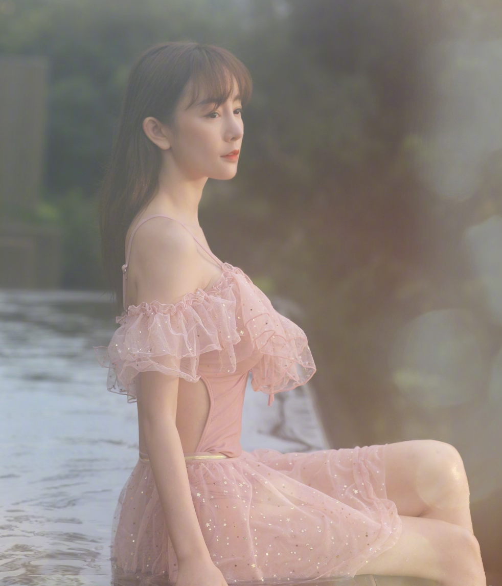 张檬穿蕾丝泳衣拍日落照,上演出水芙蓉,侧看"成峰",羡慕拍照人