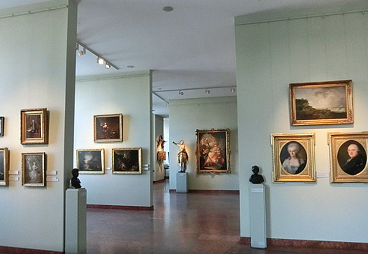 这座美术馆,设有免费开放日,有文艺复兴时期的石雕作品