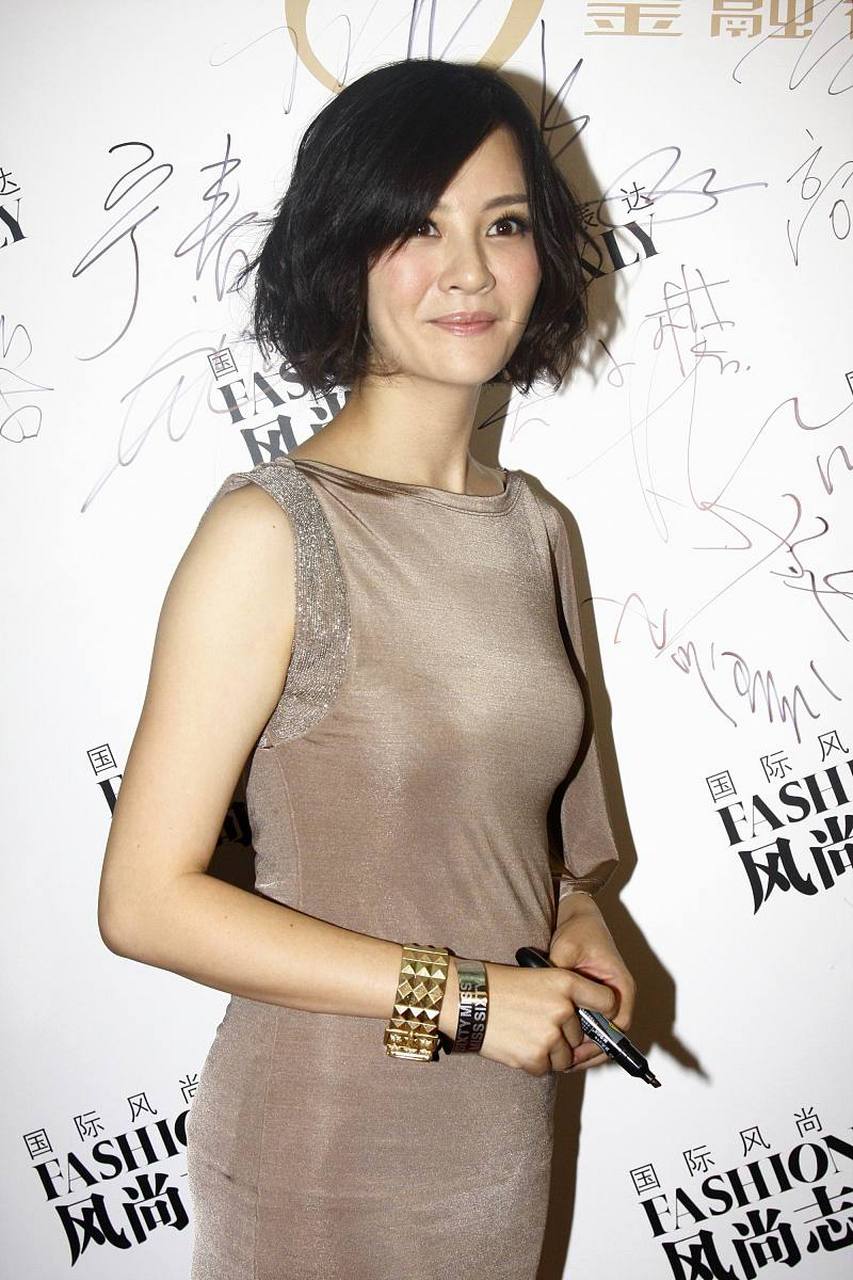 出生于贵州遵义的刘孜从小便是一个美人胚子,五官精致,面容清秀,是