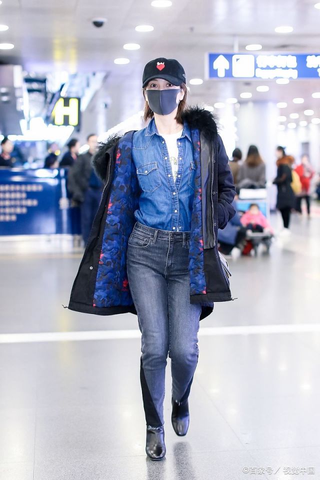 吴昕现身机场半脱外套玩时尚,然而……没摘裤子吊牌!