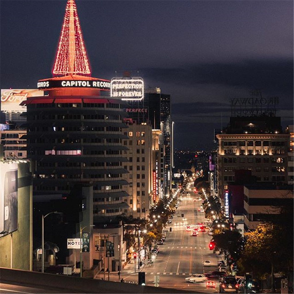 夜晚的洛杉矶霓虹闪烁.