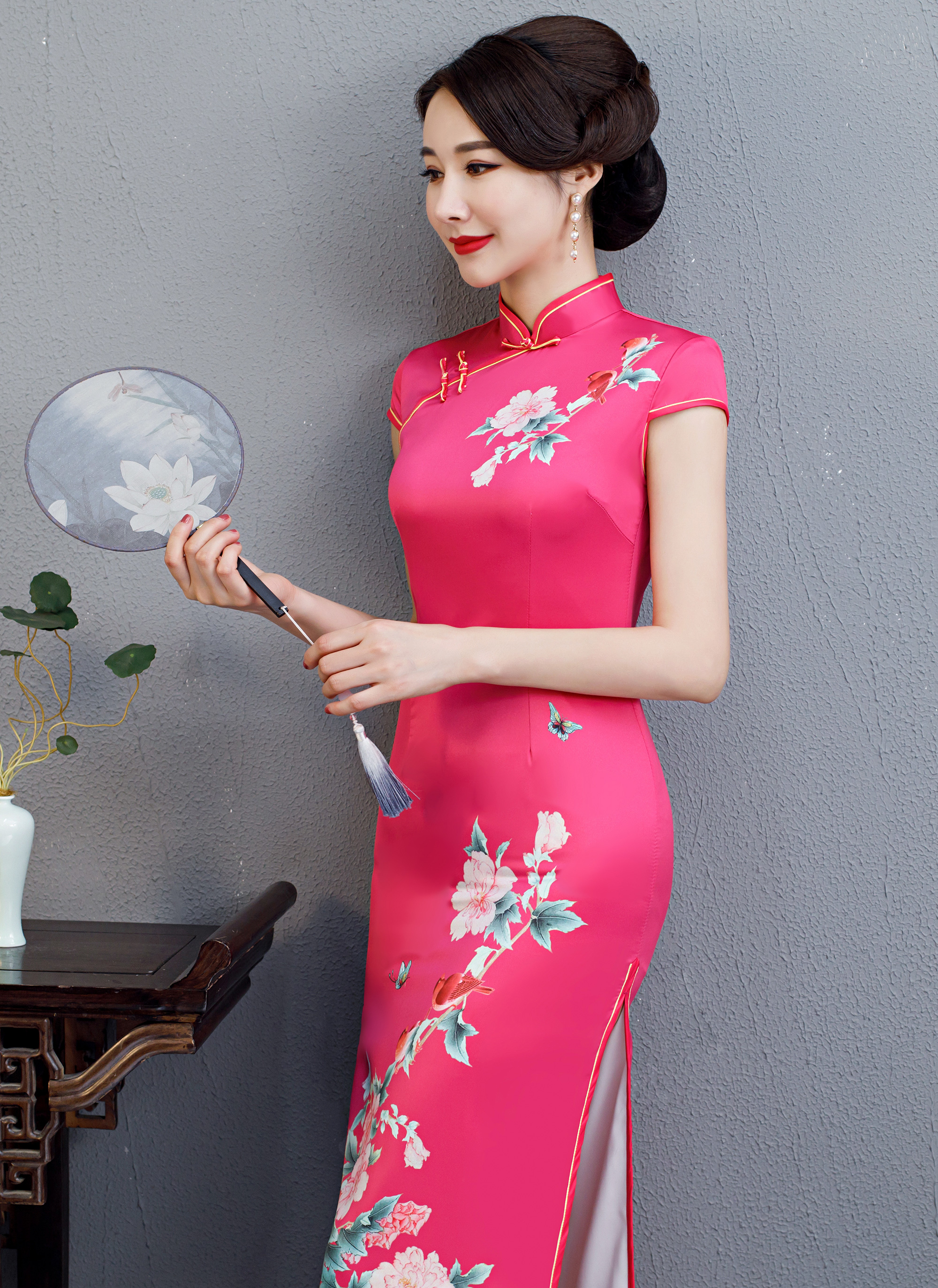 春季长款旗袍怎么选?掌握这几点,你也能穿出优雅娇柔的气质